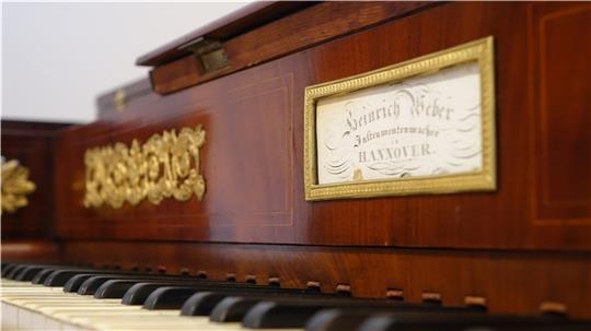 Erfolgreich restauriert: Das Tafelklavier klingt wie früher. Fotos: Schloss Agathenburg