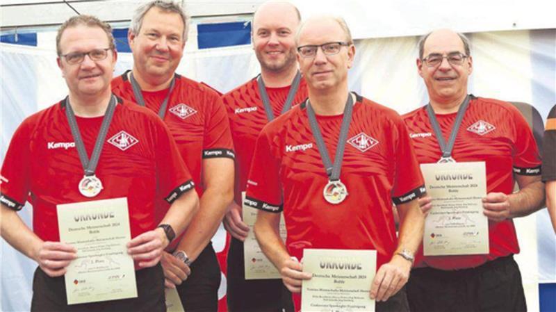 Erfolgreiche Kegler: Ralf Schmidt (links) war der erfolgreichste Stader und Marcus Probst (Zweiter von links) wurde vom Gegner mitgebracht.