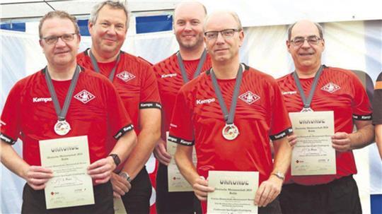 Erfolgreiche Kegler: Ralf Schmidt (links) war der erfolgreichste Stader und Marcus Probst (Zweiter von links) wurde vom Gegner mitgebracht.