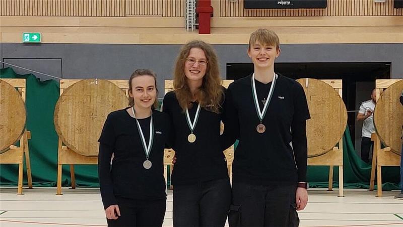 Wiepenkathens Bogenschützen dominieren bei der Landesmeisterschaft Erfolgreiche Nachwuchsschützen: Die Junioren Luisa Müller (Platz 2), Juline Seidel (Platz 1) und Leah Frenzel (Platz 3, von links).