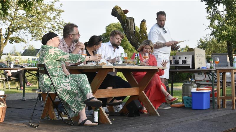 Kleine Jorker Bühne zeigt „Das perfekte Geheimnis“ Erfolgreiche Premiere: Die Kleine Jorker Bühne spielt „Das perfekte Geheimnis“.