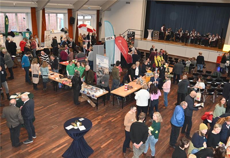 Erfolgreiche Premiere: Etwa 30 Vereine präsentierten sich beim Neujahrsempfang der Gemeinde Jork in der Altländer Festhalle auf einem Marktplatz.