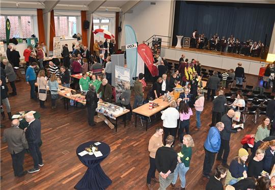 Erfolgreiche Premiere: Etwa 30 Vereine präsentierten sich beim Neujahrsempfang der Gemeinde Jork in der Altländer Festhalle auf einem Marktplatz.