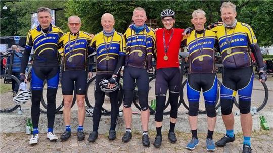 Erfolgreiche Schweden-Starter (von rechts nach links): Henner Schönecke, Lars Groß, Stefan Gosau, Harald Cohrs, Norbert Lindszus, Günter Hildebrandt, Gunnar Meistring, nicht fotografiert: Torsten Stengel, Raik Bewersdorf, Holger Bammann und Jörg Tobaben.