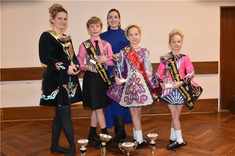 Erfolgreiche Tanzfamilie: Franziska Cordes, Mats, Greta und Ylva Mumm mit ihrer Trainerin Anna Krüger. Foto: Felsch