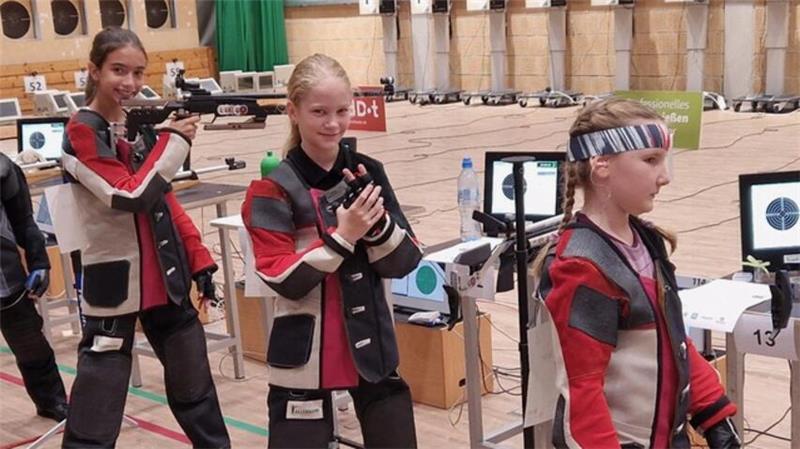 Jugendarbeit in Altkloster zahlt sich bei Deutscher Meisterschaft aus Erfolgreicher Nachwuchs: Iryna Kochkina, Alexia Kohlhof und Lieke Eickstädt (von links).