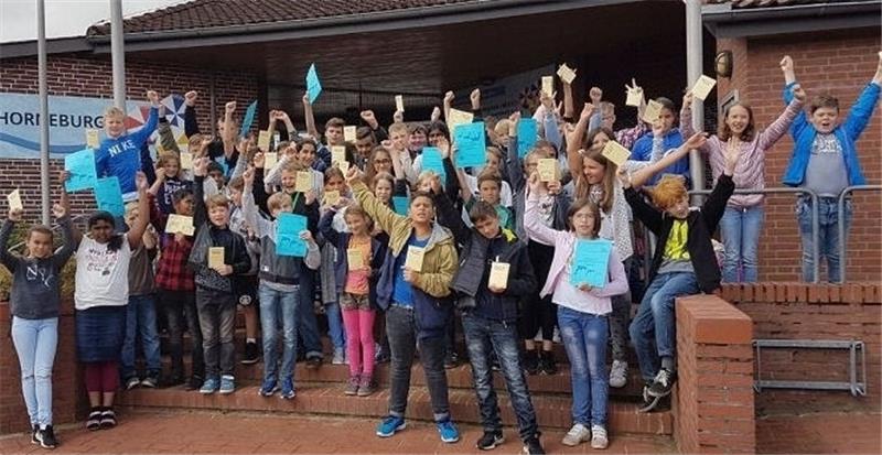 Erfolgreiches Schwimmprojekt im Freibad : Schüler der Johann-Hinrich-Pratje-Schule mit ihren Urkunden.