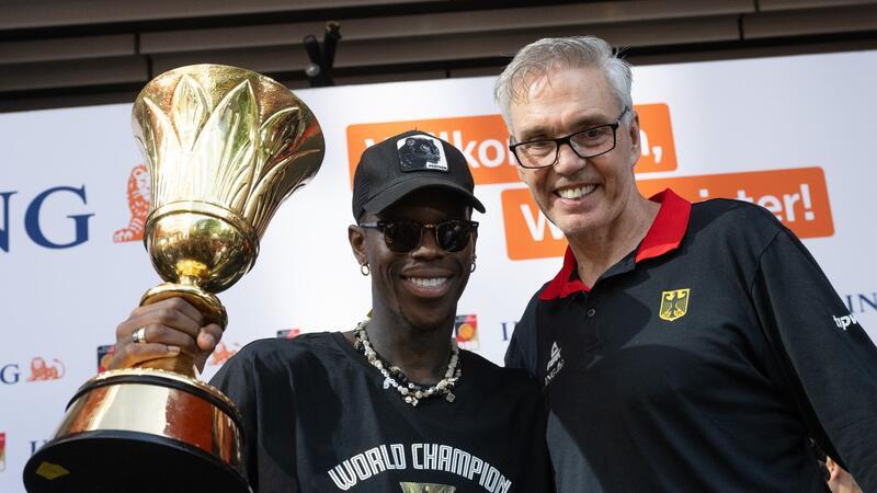 Erfolgsduo: Dennis Schröder (l) und DBB-Coach Gordon Herbert.