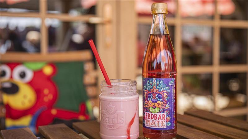Erfrischende Getränke für jeden Gaumen. Ob Erdbär Mate oder Erdbeer Michshake, die Erdbeere wird in allen Formen geehrt.
