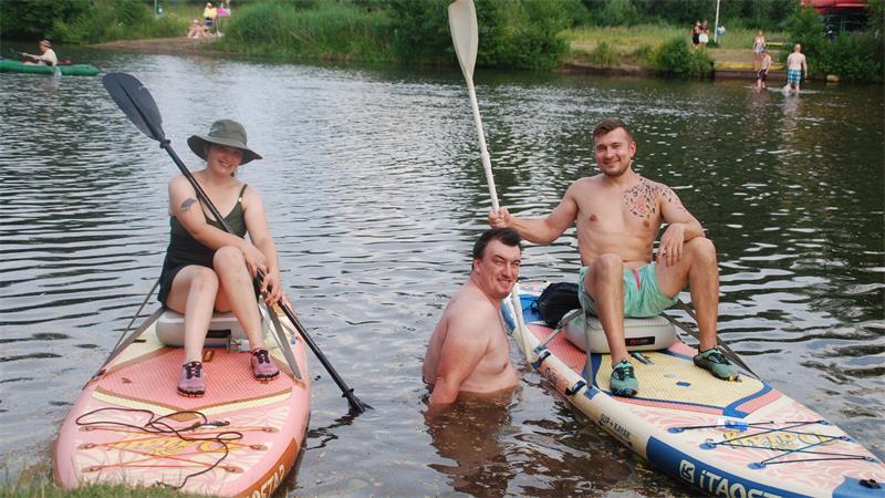 Auf der Suche nach Abkühlung: So erlebt der Kreis Stade das Hitze-Wochenende Erfrischung im Buxtehuder Mühlenteich: Cynthia Schimenowski, Pascal Wagner und Bruce Glogstein (rechts) nach ihrer SUP-Board-Tour auf der Este.