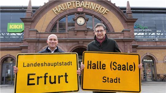 Erfurts Oberbürgermeister Andreas Horn (CDU) und Halles OB Alexander Vogt (parteilos) werben für ihre Städte. 