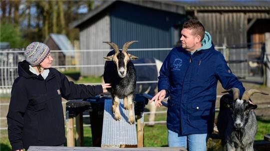 Ergotherapeutin Nina Steinberg und Sebastian Cramer führen eine kleine Übung mit Ziegen durch. (Archivbild)