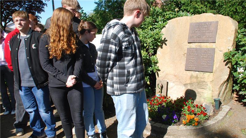 Ergriffen vom traurigen Schicksal: Schüler der Geestlandschule gedenken der Kinder von Zwangsarbeiterinnen in Fredenbeck.