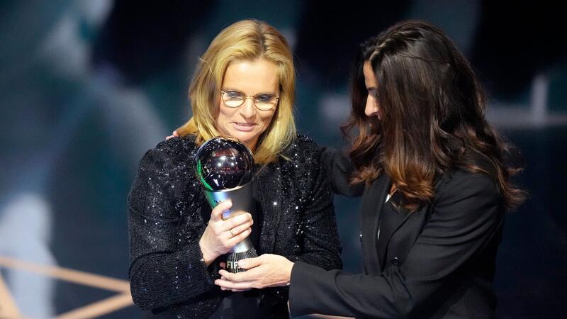Messi wieder Weltfußballer - Haaland geht leer aus Erhält den Preis für die beste FIFA-Frauentrainerin: Sarina Wiegman.