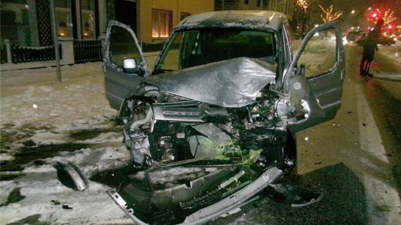 Erheblich beschädigt wurde der Citroen des Unfallverursachers bei der Kollision mit einem Linienbus.