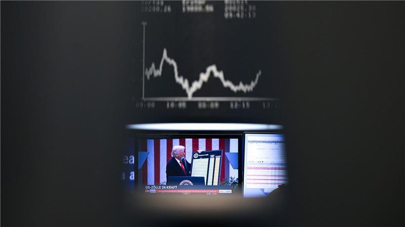 Handelsstreit eskaliert - Gegenzölle von EU und China Erheblich unter Druck wegen der Eskalation des amerikanisch-chinesischen Handelskriegs und des Zollkonflikts zwischen den USA und der EU: der Dax.