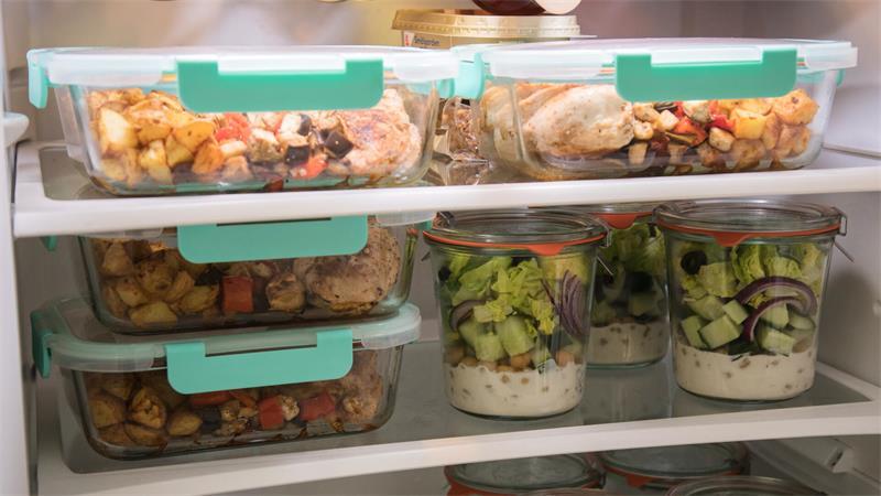 Erhitzte Speisen halten sich im Kühlschrank höchstens drei Tage, Salate isst man am besten innerhalb eines Tages nach der Zubereitung.