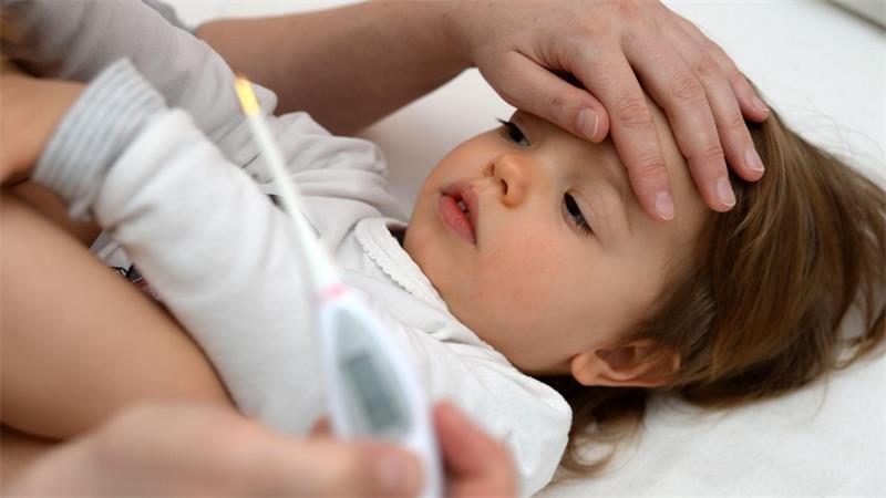 Erhöhte Temperatur? Infektionen sind bei Kindern nicht ungewöhnlich.