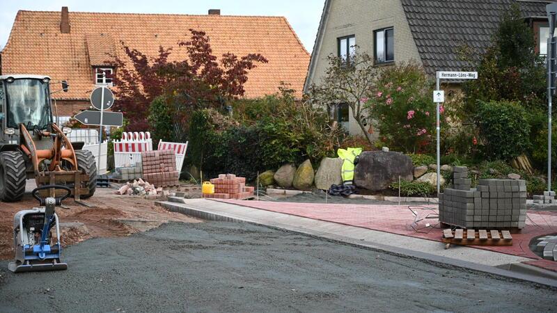 Nach vier Jahren: Jetzt wird Harsefelds Fahrradstraße fertig gebaut Erhöhungen wie hier sollen an allen Einmündungen den Vorrang des Querweges deutlich machen.