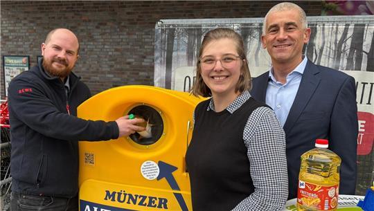 Erhoffen sich, dass die Bürger die neuen Sammelboxen gut annehmen (von rechts): Münzer-Vertriebsleiter Albert Bechtoldt, Klimaschutzmanagerin Judith Sievers und der Horneburger Rewe-Marktleiter Mike Frieß.