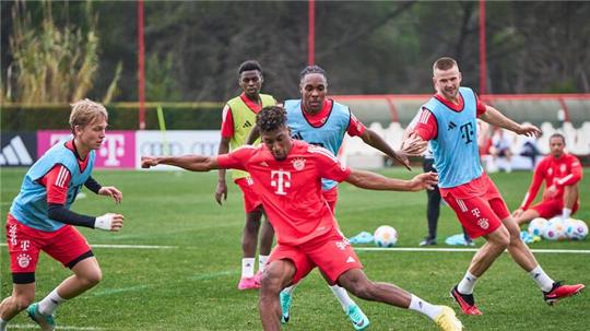 Eric Dier (r) reist wegen der Geburt seines ersten Kindes vorzeitig aus dem Bayern-Trainingslager ab.