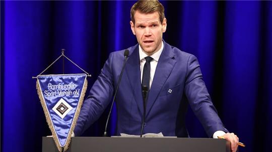 Eric Huwer, Finanzvorstand Hamburger SV, spricht auf der Mitgliederversammlung.