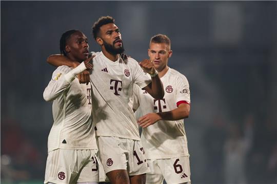 Eric Maxim Choupo-Moting (M) feiert seinen Treffer zum 0:1 mit Mathys Tel (l) und Joshua Kimmich (r).