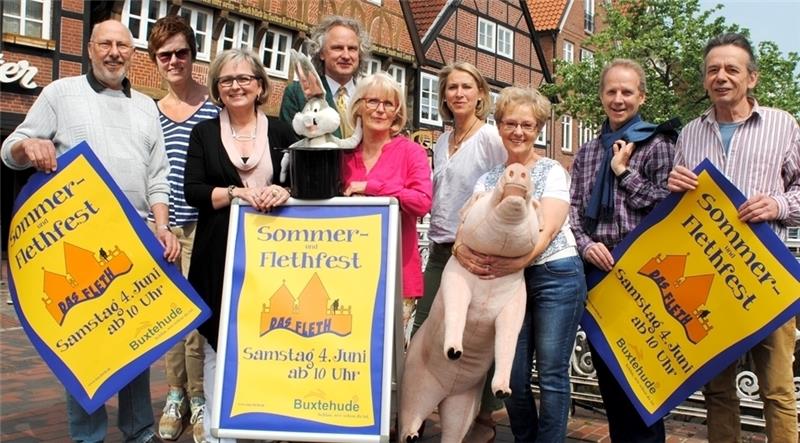 Eric Scholz, Carina Bartels, Ricarda Henning, Carsten Hoffmann, Regina Biesenbach, Kathrin Witthöft, Conny Albrecht, Michael Knauf und Olaf Iwersen (von links) werben für das dritte Sommer- und Flethfest in der Buxtehuder Altstadt. Foto Vas