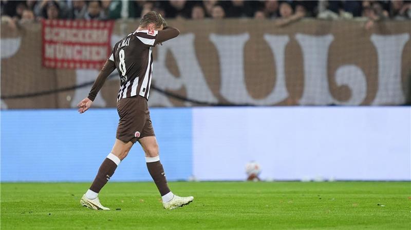 Trendwende trotz Roter Karte: St. Pauli besiegt Heidenheim Eric Smith (FC St. Pauli) geht nach seinem Platzverweis vom Spielfeld.