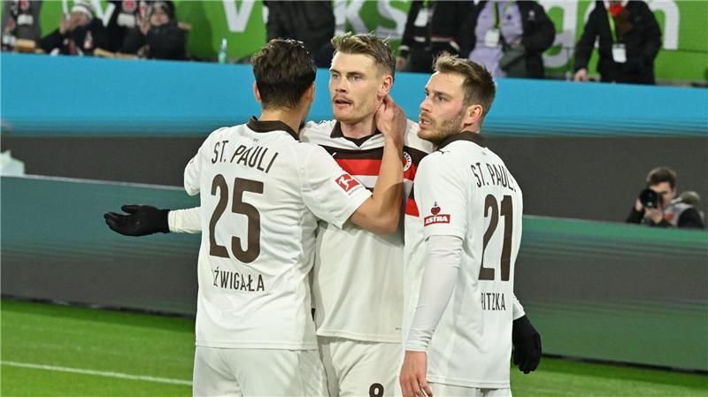 Eric Smith vom FC St. Pauli (m) nach seinem Tor in Wolfsburg.