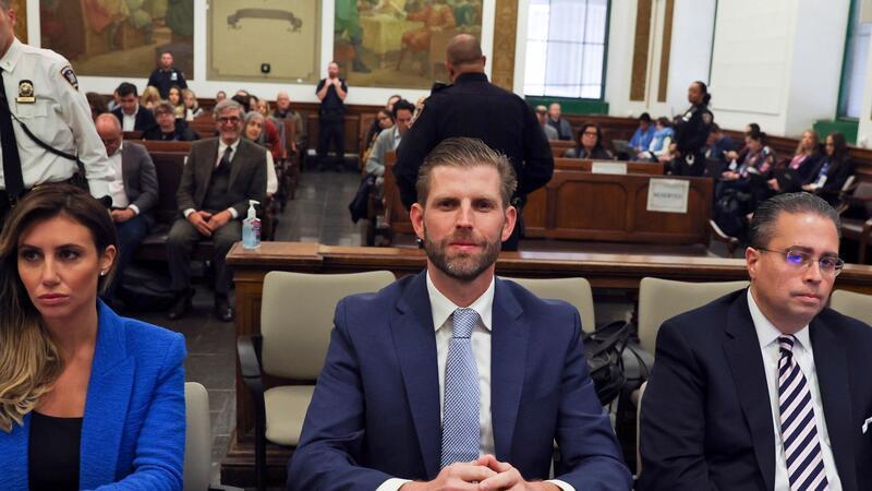 Trumps Kinder sagen in New Yorker Betrugsprozess aus Eric Trump (M) und seine Anwälte Alina Habba (l) und Clifford Robert sitzen im Gerichtssaal am New York Supreme Court.