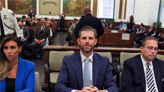 Eric Trump (M) und seine Anwälte Alina Habba (l) und Clifford Robert sitzen im Gerichtssaal am New York Supreme Court.