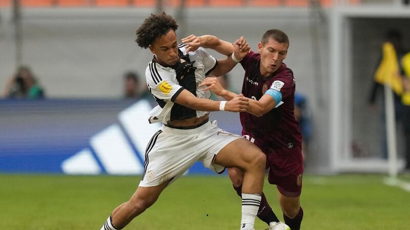 Bericht: Eric d Silva Moreira vor Wechsel nach England Eric da Silva Moreira (l) aus Deutschland in Aktion gegen Nicola Profeta aus Venezuela.