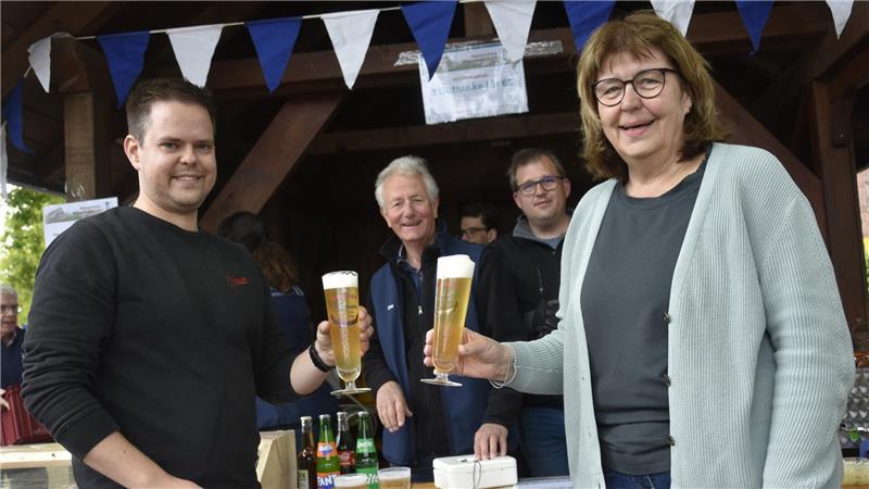 Erik Balzer und Sigrid Koppelmann stoßen in Wiepenkathen mit Kräusenbier an.