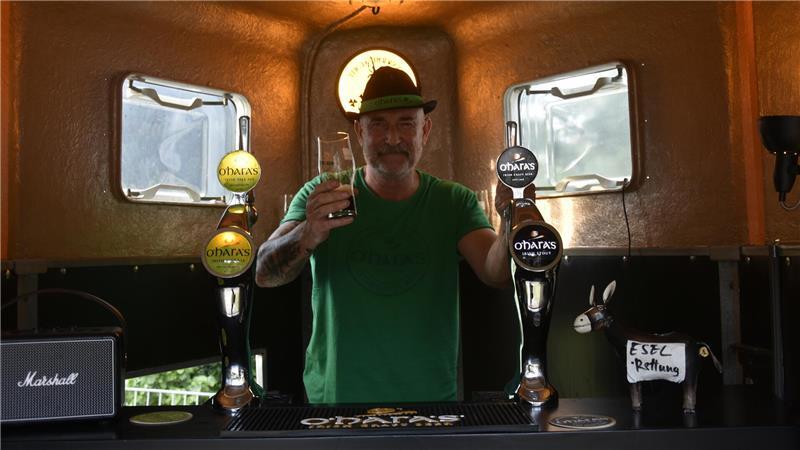 Erik Jablonski in seinem Mini-Pub.