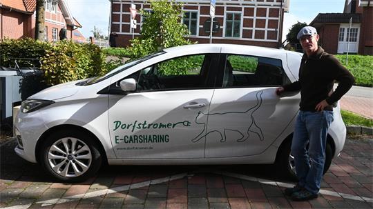 Erik Meek ist einer von drei Dorfstromer-Paten in Steinkirchen. Er kümmert sich darum, dass das Auto immer gut in Schuss ist.