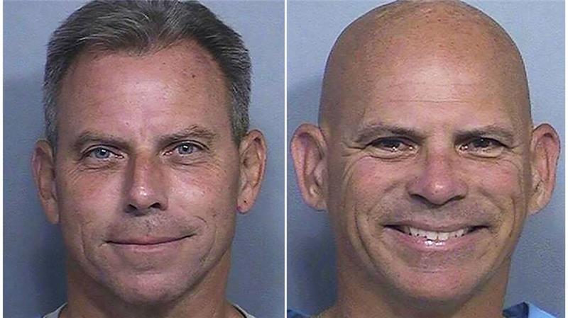 Erik Menendez (l) und sein Bruder Lyle Menendez wurden zu lebenslanger Haft verurteilt.