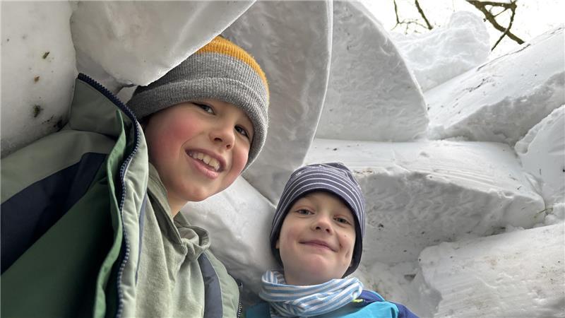 Erik (links) und Johann können im Haupthaus des Iglus bequem stehen.