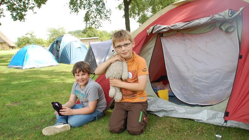 Nach 10 Jahren Pause: So lief das Zeltlager für Kinder auf dem Beekhoff Erik und Silas haben für die Übernachtung ihre Kuscheltiere mitgebracht.
