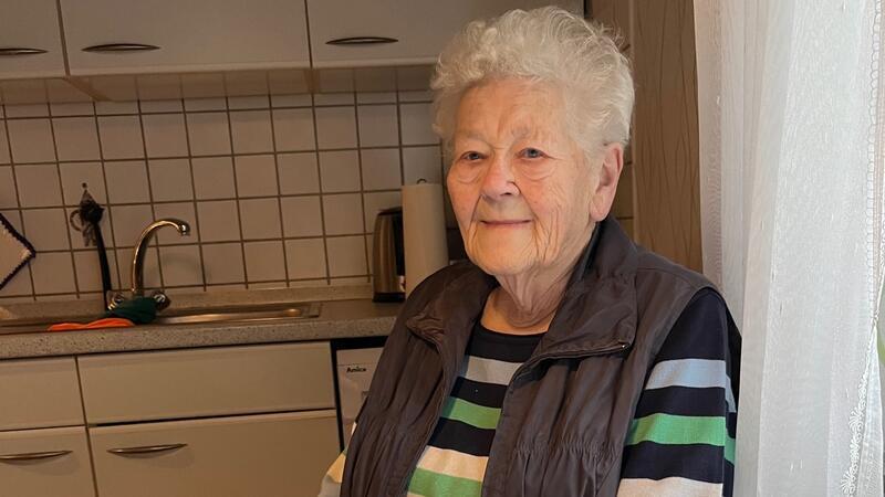 Ende einer Gaststätte mit Herz: Inges Klönstuv in Himmelpforten schließt Erika Braack kommt auch gerne zum Essen in die Klönstuv. Aber wenn das Wetter zu schlecht ist, freut sie sich über den Lieferdienst.