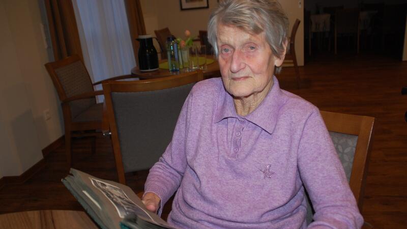 Gräuel, Krieg, Vertreibung: 90-jährige Apenserin erinnert sich an Flucht aus Pommern Erika Dammann bewahrt viele Erinnerungen in ihren Fotoalben auf.