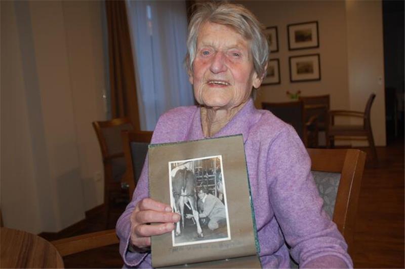 Erika Dammann zeigt ein Erinnerungsfoto vom Melken in Schottland.