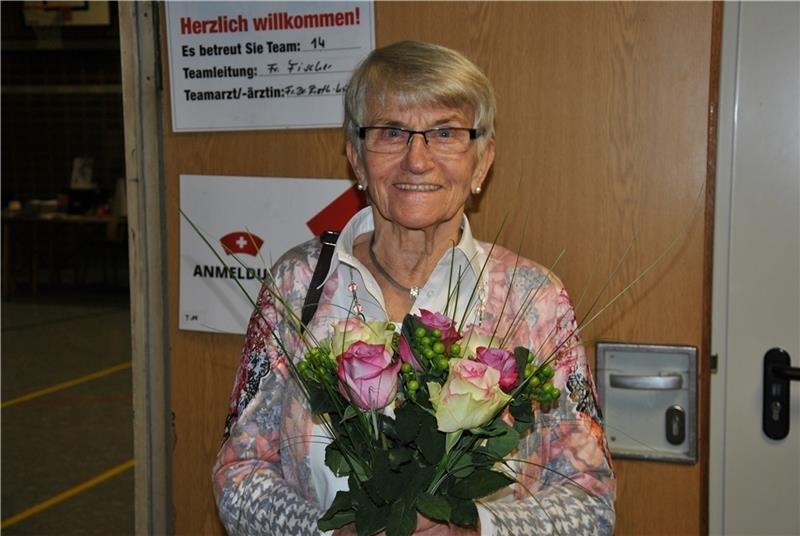 Erika Heinbockel gibt die Leitung des Seniorennachmittags im Brunnenhof in Agathenburg ab. Mit einem Blumenstrauß wird die 79-Jährige für ihr langjähriges Engagement geehrt. Fotos: Lohmann