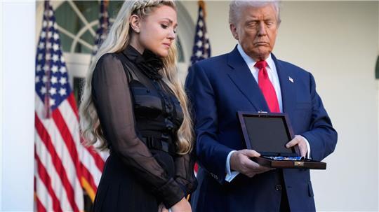 Erika Kirk nimmt die von Präsident Donald Trump posthum verliehene US-Freiheitsmedaille anstelle ihres getöteten Mannes Charlie Kirk entgegen. 