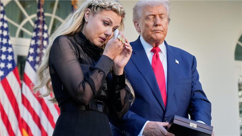 Erika Kirk nimmt die von Präsident Donald Trump posthum verliehene US-Freiheitsmedaille anstelle ihres getöteten Mannes Charlie Kirk entgegen.