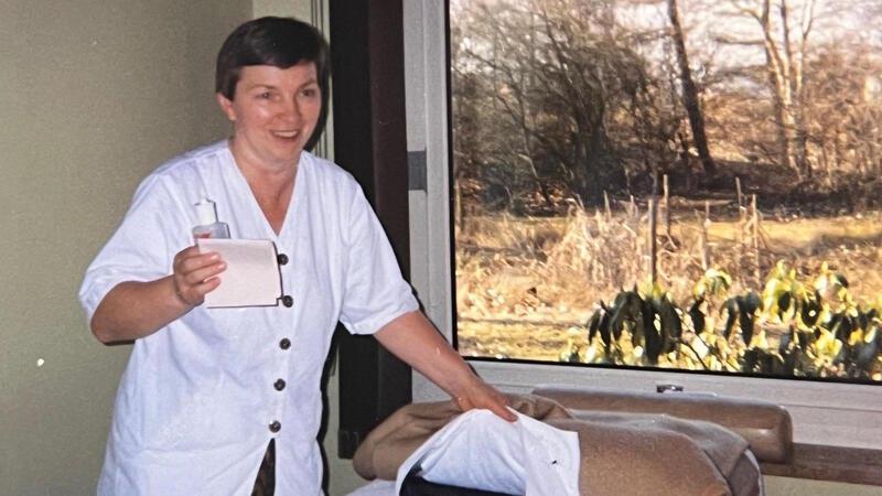 Erika Reinecke 1979 in den Räumen der neu gebauten Praxis.