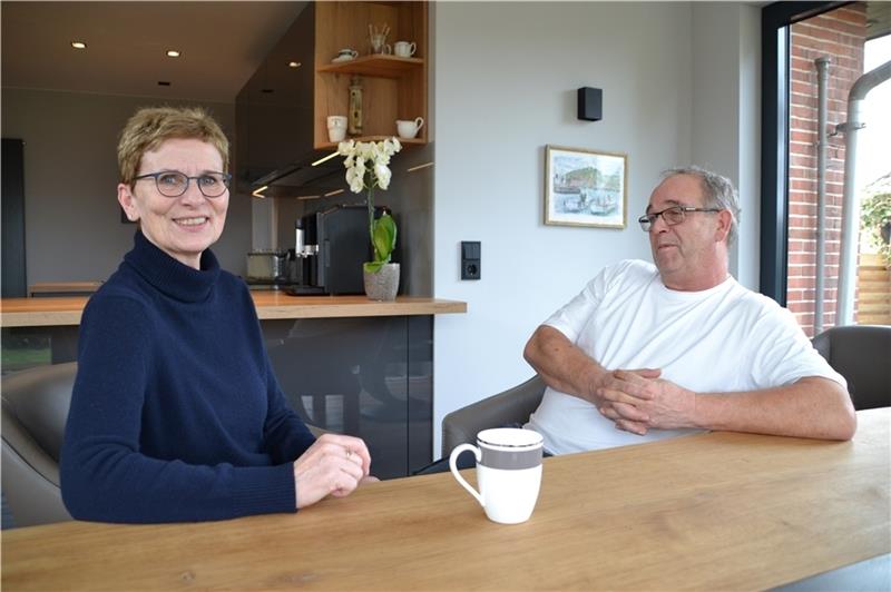 Erika und Rainer Hatecke trinken grundsätzlich aus einem gemeinsamen Kaffeebecher. Nicht nur darin sind sich die Hauptverwaltungsbeamtin und der Holzbootbauer einig. Foto: Helfferich