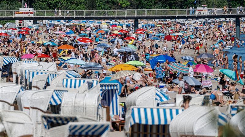 Erinnert an ein Wimmelbild: Strandbesucher am Timmendorfer Strand.