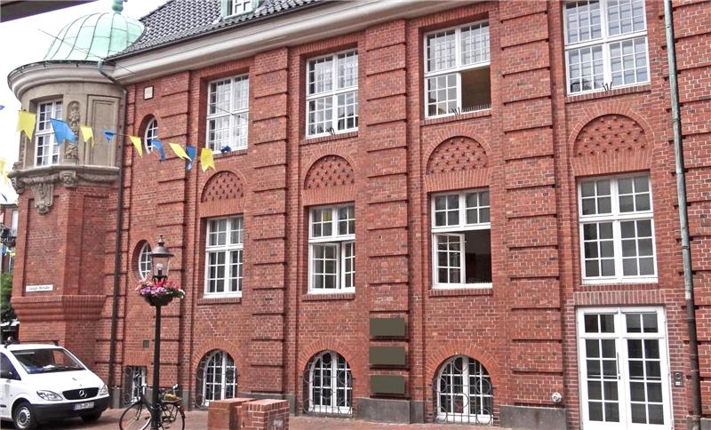 Erinnerung an Opfer der Buxtehuder Hexenprozesse Drei Bronzetafeln sollen am Rathaus angebracht (Mitte) werden. Montage Bernd Habermann