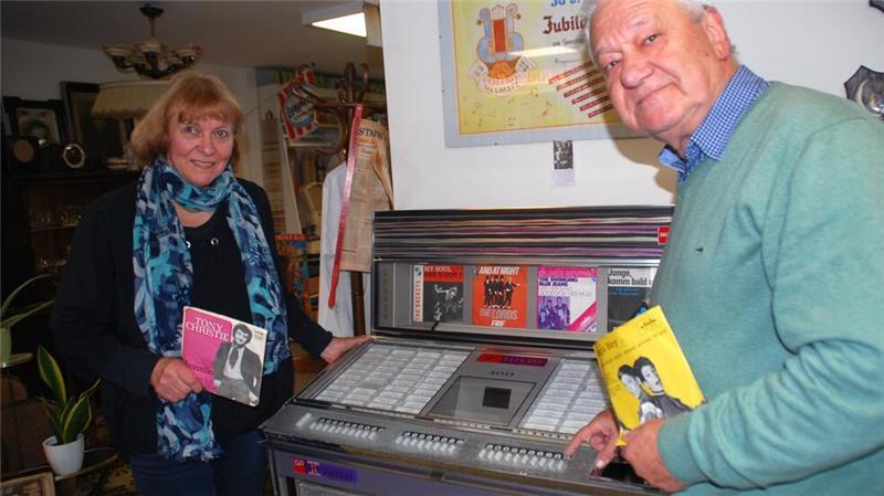 Erinnerungen an die Kneipenkultur: Christine Klintworth und Reiner Klintworth wählen an der Musikbox ihre früheren Lieblingshits.